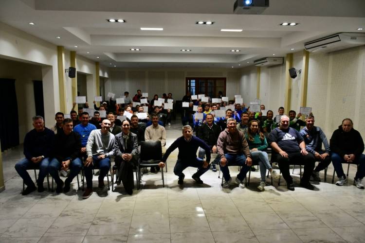 Se entregaron los certificados del curso de entrenador de fútbol infantil