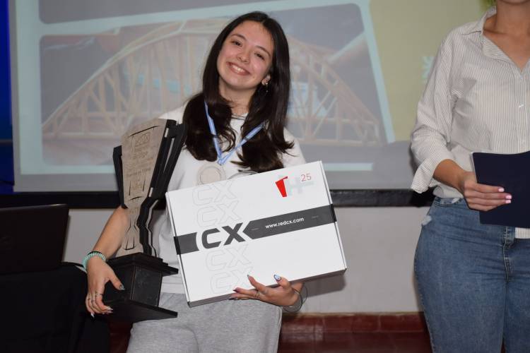 Una estudiante secundaria fue premiada en el Spaghetti Bridge de UTN San Francisco