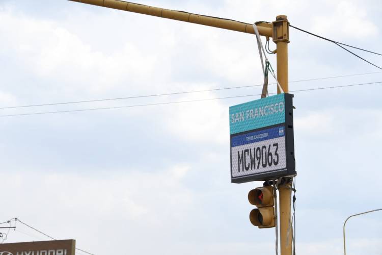 Mejoras en seguridad: municipio instala pantallas led detectoras de patentes en semáforos