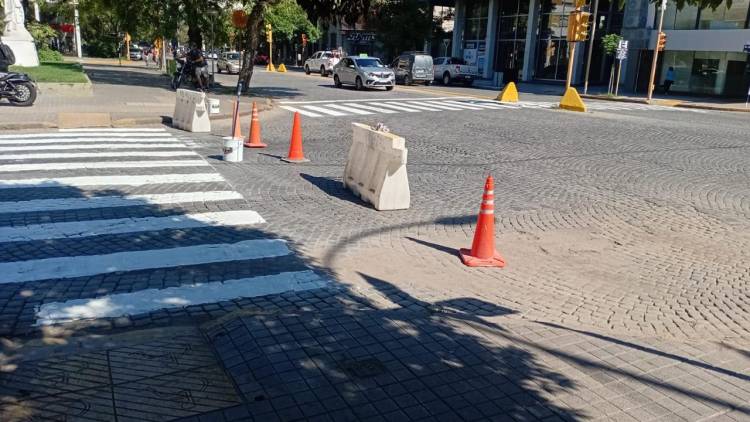 La Municipalidad trabaja en la demarcación de sendas peatonales y reemplazo de carteles nomencladores
