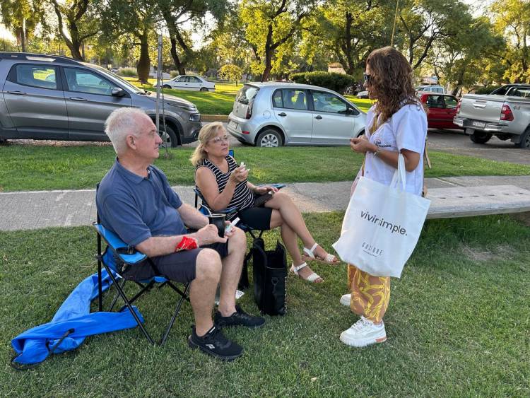 Lucha contra el dengue: La Secretaría de Salud distribuyó repelente contra mosquitos en el centro de la ciudad