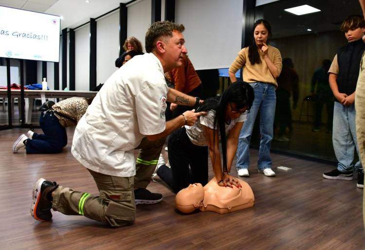Capacitación en RCP y uso del DEA llega a barrio Roque Sáenz Peña