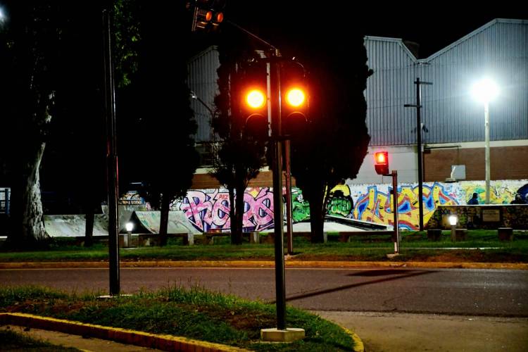 El semáforo peatonal de avenida Cervantes funciona de manera intermitente