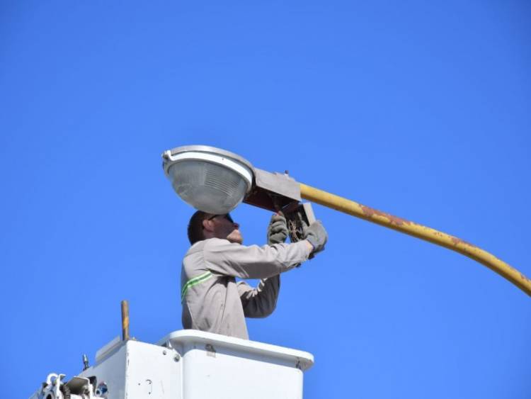 Comenzaron los trabajos para la colocación de luces LED en barrio Roque Sáenz Peña