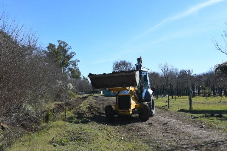 Se realizan tareas de mantenimiento y limpieza en canales del sector norte de la ciudad
