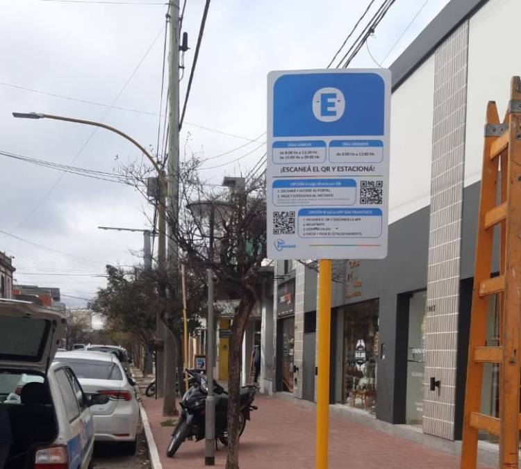 San Francisco renueva la cartelería del Estacionamiento Medido con códigos QR para mejorar la experiencia