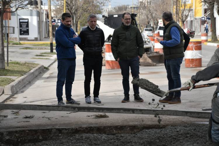 Con un bacheo sobre bulevar Buenos Aires comenzó la 13° etapa del Plan Integral de Arreglo de Calles