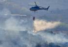 Aviones hidrantes, helicópteros y bomberos intentan contener los incendios serranos