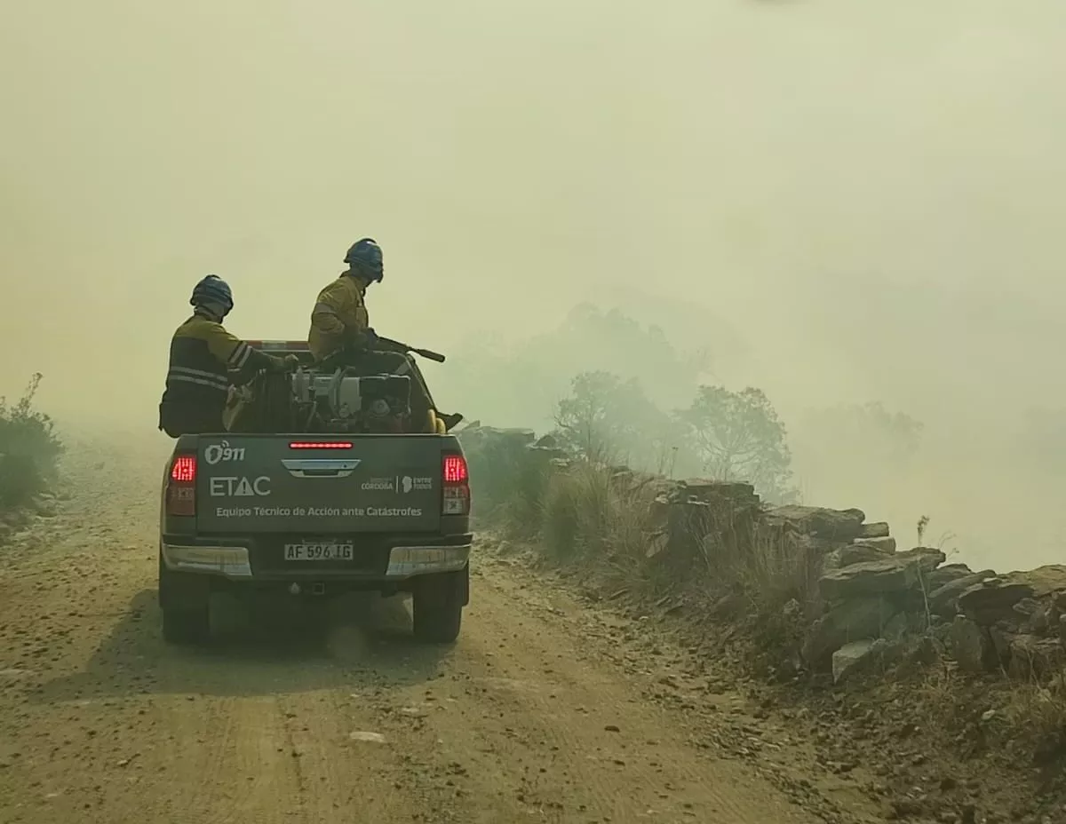 Bomberos combaten incendio en Salsacate y cortan ruta 28