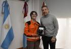Bernarte distinguió la tarea de Alfonsina Carle, bombera de nuestra ciudad que desarrolló tareas humanitarias en Venezuela