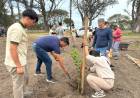El Municipio continúa ampliando el Bosque Nutricional junto a estudiantes del IPEA N° 222