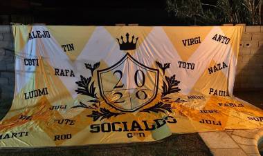 Se eligió bandera, campera y remera de la Promo 2020