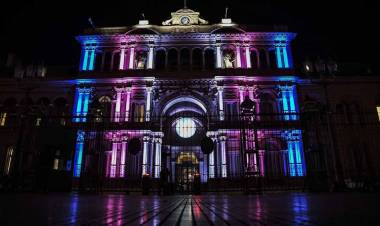 Casa Rosada se iluminó con la bandera del orgullo trans por la ley de cupo laboral