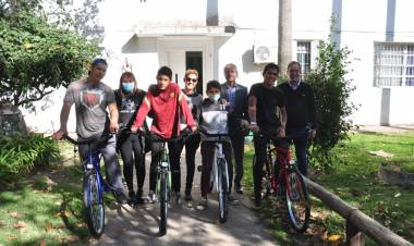 Bernarte entregó bicicletas a la Residencia Infanto Juvenil de Varones