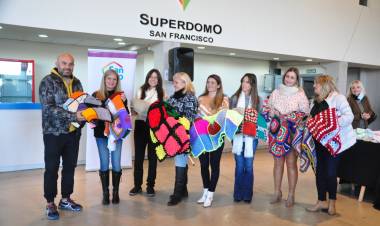 “Al frío le ponemos corazón”: primera entrega de abrigos