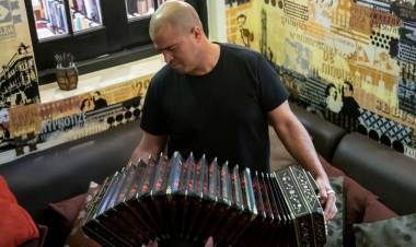 El bandoneonista Juan Pablo Jofré, otro argentino nominado a los Grammy en rubro clásico