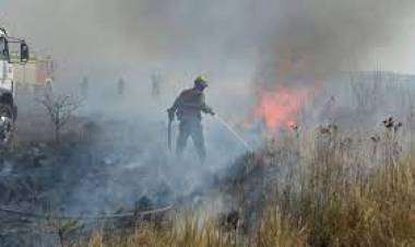 Bomberos controlaron incendio en Capilla del Monte
