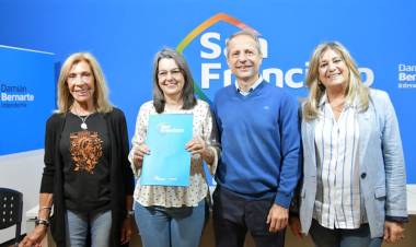 Bernarte distinguió a la “librera del año” Gabriela Pintos
