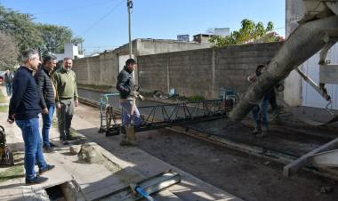 El municipio pavimenta dos importantes calles en B° Roque Sáenz Peña