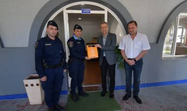 El municipio entregó desfibriladores a instituciones locales