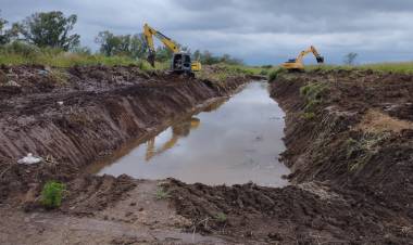 La municipalidad continúa trabajando en los canales de desagües