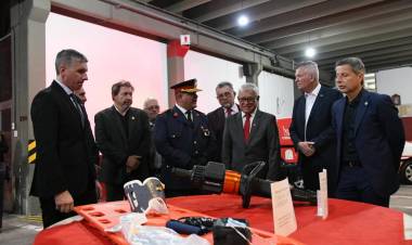 En el marco de su aniversario, Bernarte aportó fondos a Bomberos