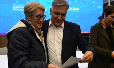 Llaryora visitó la ciudad e hizo entrega de escrituras sociales, créditos y el anuncio de obras