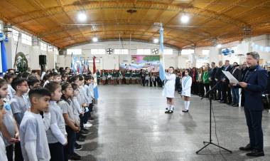 Bernarte tomó la promesa de lealtad a la Bandera a estudiantes de cuarto grado