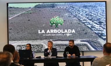 Bernarte presentó el Loteo Municipal ‘La Arbolada’