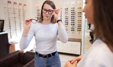 Municipio recuerda que solo ópticas habilitadas pueden vender anteojos pregraduados y para sol en San Francisco