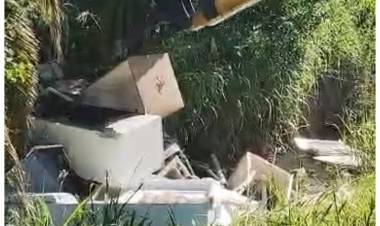 Servicios Públicos desobstruyó un canal donde había un tapón con carcasas de heladeras
