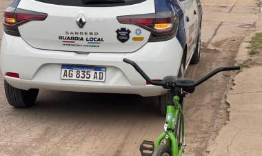 Menores de edad circulaban en moto sin casco: su madre fue al encuentro con una bicicleta presuntamente robada