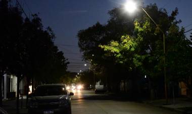 Luces LED: el municipio avanza en la última etapa de equipamiento en el sector este