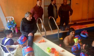 Los niños del CDI Paula Albarracín de Sarmiento realizaron actividades acuáticas en el Sport Automóvil Club