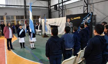 Alumnos de 4to grado de la escuela Hipólito Bouchard renovaron su compromiso con los valores patrios al prometer lealtad a la Bandera
