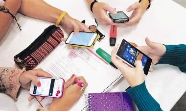 Córdoba consolida una política de uso regulado de celulares en las escuelas