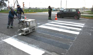 El municipio aplica pintura termoplástica para mejorar la resistencia de la señalización vial