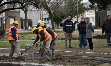En la Plaza Sarmiento el municipio continúa con el plan de renovación de veredas