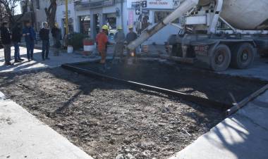 Bernarte supervisó las obras de mantenimiento vial que se ejecutan en Bv. Buenos Aires