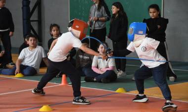 Esgrima en las escuelas: la propuesta llegó a la Escuela Hipólito Bouchard