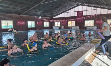 Adultos mayores comenzaron las actividades de natación en el natatorio del Club San Isidro