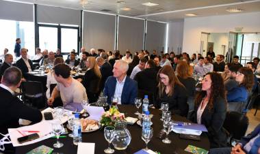 Economía, inteligencia artificial y contexto global fueron protagonistas del tercer Coloquio Empresarial