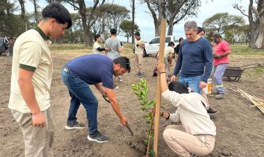 El Municipio continúa ampliando el Bosque Nutricional junto a estudiantes del IPEA N° 222