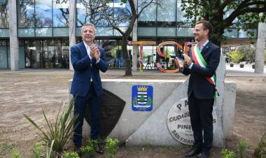 San Francisco y Pinerolo renovaron su hermanamiento con un nuevo símbolo en el Paseo de las Ciudades Gemelas