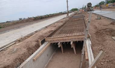 Avanza la obra de entubamiento del canal de desagüe pluvial de avenida Antártida Argentina