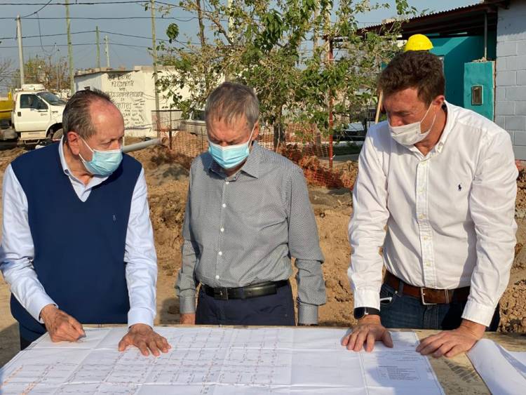 Schiaretti y García Aresca recorrieron la obra de cloacas en Bº La Milka