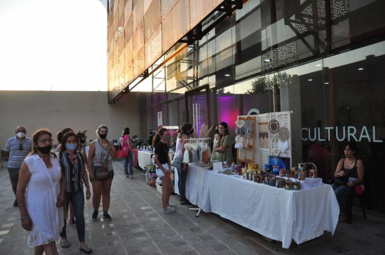 Feria Navideña de Mujeres Emprendedoras y culminación del ciclo “Música al Patio"
