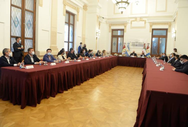 Bernarte participó de la firma del convenio para la obra del acueducto interprovincial Santa Fe-Córdoba