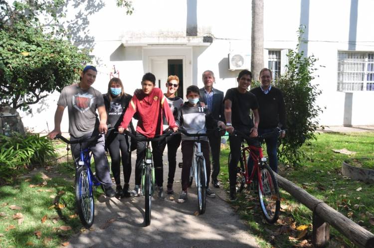 Bernarte entregó bicicletas a la Residencia Infanto Juvenil de Varones