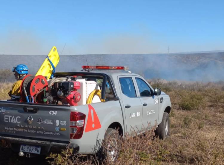 Bomberos combatieron dos incendios en valle de Punilla Córdoba